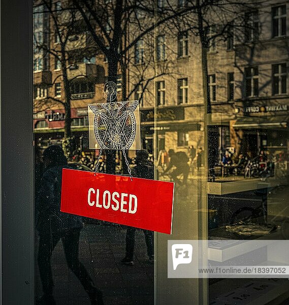 Closed  rotes Hinweisschild an der Fensterscheibe  Berlin  Deutschland  Europa