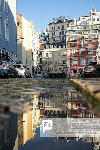 Alte Wohnhäuser in engen Gassen und historischen Straßen. Alte Häuserfronten am morgen und bei Sonnenschein mit spiegelung  die Altstadt von Bairro Alto  Lissabon  Portugal  Europa