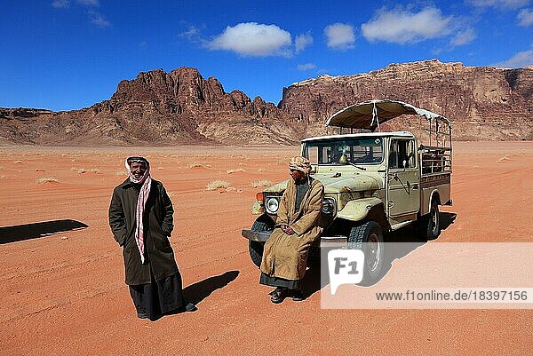 Beduine mit Geländewagen  Wadi Rum  Jordanien  Asien