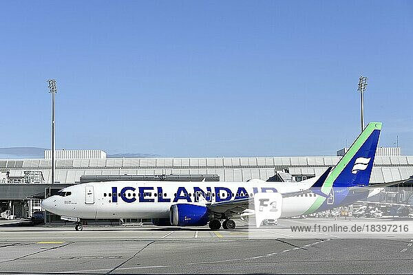 Iceland Air Flugzeug Boeing B737 MAX rollend mit Terminal 1  Flughafen München  Oberbayern  Bayern  Deutschland  Europa