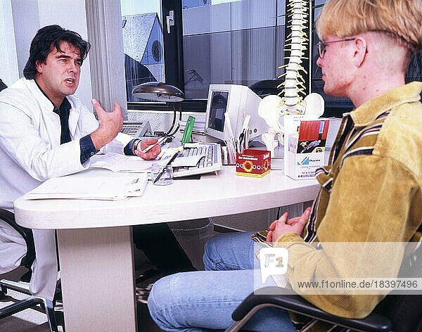 For specialists  the doctor-patient conversation is an important tool of treatment  as seen here on 26.3.1998 with a neurologist in Iserlohn  DEU  Germany  Europe