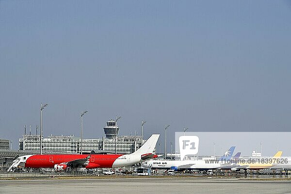 Frachtflugzeuge auf Position mit Tower  Star Air  FedEX  DHL  Flughafen München  Oberbayern  Bayern  Deutschland  Europa
