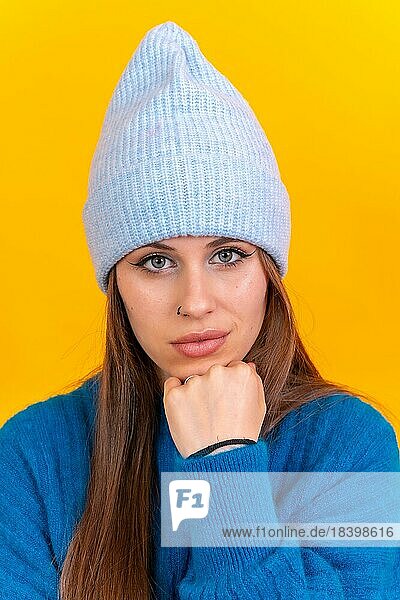 Close up Porträt einer jungen kaukasischen Frau trägt blaue Wolle Pullover vor Hintergrund  Blick in die Kamera