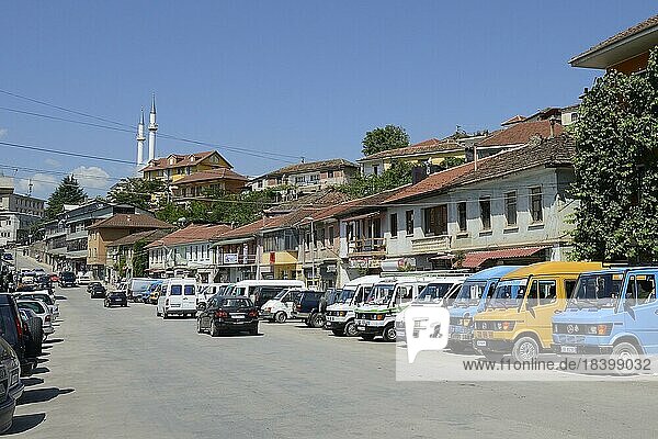 Alte Mercedes Busse am Busbahnhof der Stadt Peshkopi  Albanien  Europa