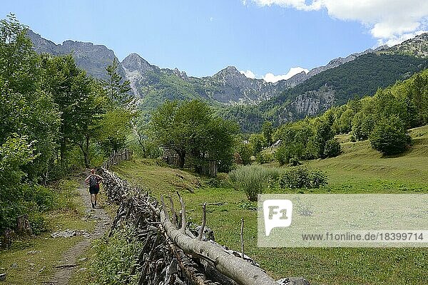 Frau am Wanderweg zum Qafa e Valbonës  Valbona Pass  Valbonatal  Albanien  Europa
