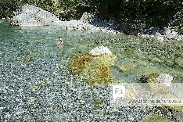 Frau badet im kalten Wasser der Valbona  Valbonatal  Albanien  Europa