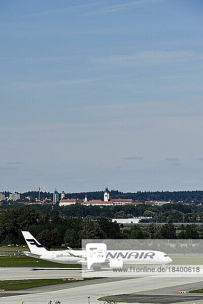Finnair  Airbus A350-941 rollt auf Startbahn Nord mit Freising im Hintergrund  Flughafen München  Oberbayern  Bayern  Deutschland  Europa