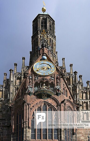 Turm der Frauenkirche mit Uhr und dem Männleinlaufen  Nürnberg  Mittelfranken  Bayern  Deutschland  Europa