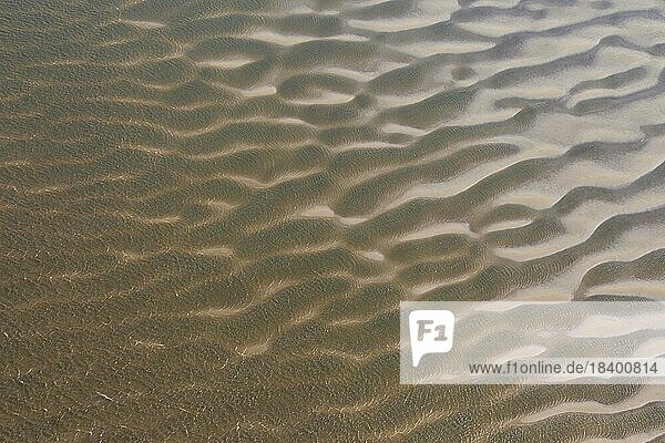 Luftaufnahme von geriffeltem Sand unter Wasser auf dem Wattenmeer