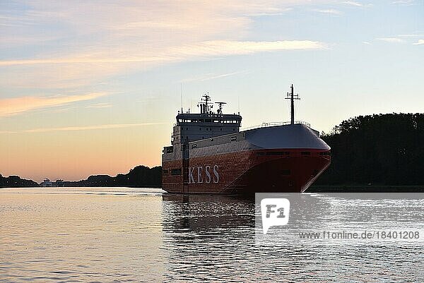 Frachtschiff KESS fährt bei Sonnenaufgang im Nord-Ostsee-Kanal  Schleswig-Holstein  Deutschland  Europa