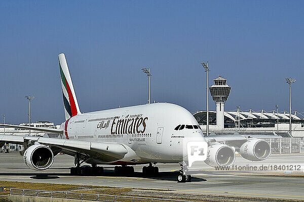 Emirates Airlines  Airbus A380-800 rollt von Terminal 1 auf Startbahn Süd  Flughafen München  Oberbayern  Bayern  Deutschland  Europa
