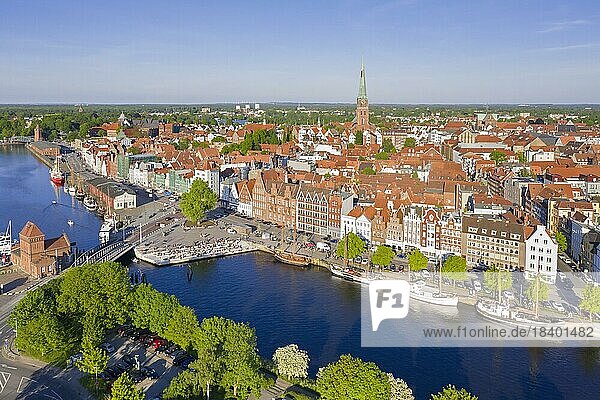 Luftaufnahme über die Trave und alte Segelschiffe und Boote in der Altstadt der Hansestadt Lübeck  Schleswig Holstein  Deutschland  Europa