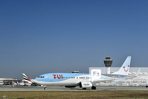 TUIfly Boeing B737-85 (WL) rollt vor Terminal 1 mit Tower  Flughafen München  Oberbayern  Bayern  Deutschland  Europa