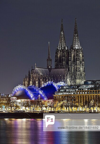 Stadtpanorama mit nur schwach beleuchtetem Kölner Dom und dem Rhein in der Nacht  Köln  Rheinland  Nordrhein-Westfalen  Deutschland  Europa