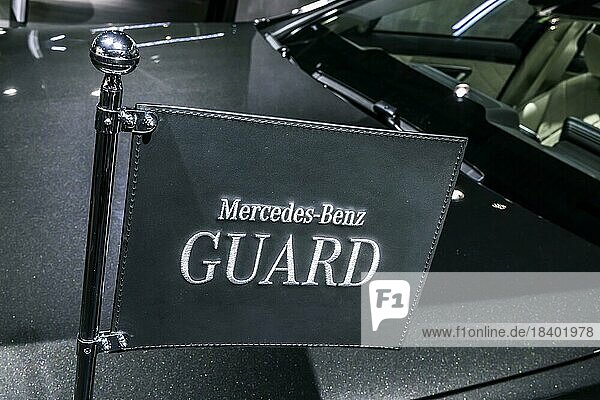 Sicherheitsfahrzeug für gefährdete Personen  der Mercedes S 680 Guard 4-Matic mit Panzerung wiegt rund 4  2 Tonnen  Mobilitätsmesse IAA MOBILITY  Automobil Messe  München  Bayern  Deutschland  Europa