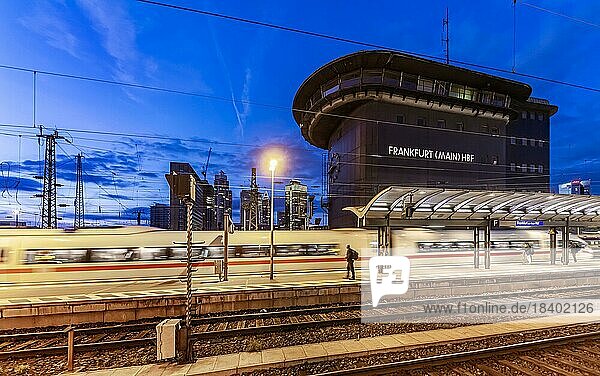 InterCityExpress ICE am Bahnsteig am Abend  Stellwerk mit der Aufschrift Hauptbahnhof  Frankfurt am Main  Hessen  Deutschland  Europa