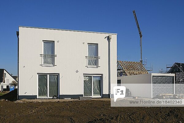 Wohnhaus mit Flachdach  Baustelle in einer Neubausiedlung  Kamen  Nordrhein-Westfalen  Deutschland  Europa