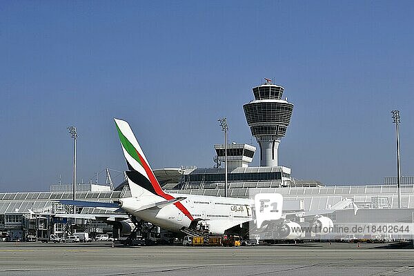 Emirates Airlines  Airbus A380-800 mit Tower auf Position Terminal 1  Flughafen München  Oberbayern  Bayern  Deutschland  Europa