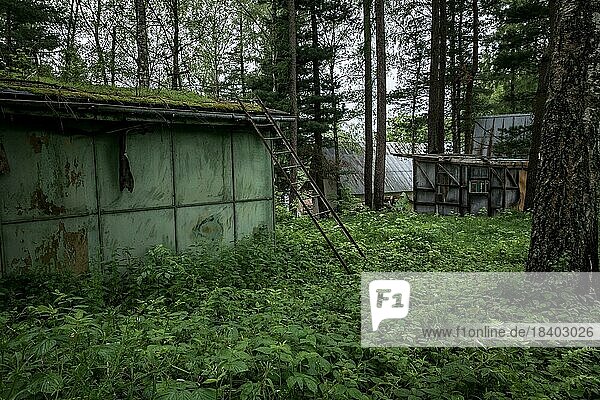 Lost Place  verlassener Ferienort mitten im Wald  Polen  Europa