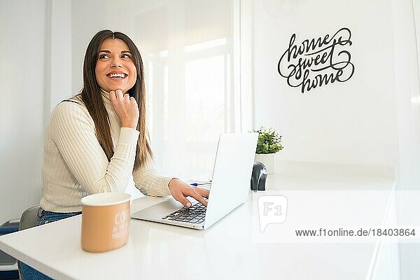 Geschäftsfrau  die zu Hause an einem Laptop arbeitet  Geschäft über Home Office