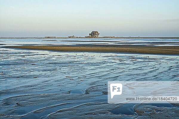 Morgenstimmung am Strand von Sankt Peter-Ording mit Pfahlbauten  Nationalpark Wattenmeer  Nordsee  Schleswig Holstein
