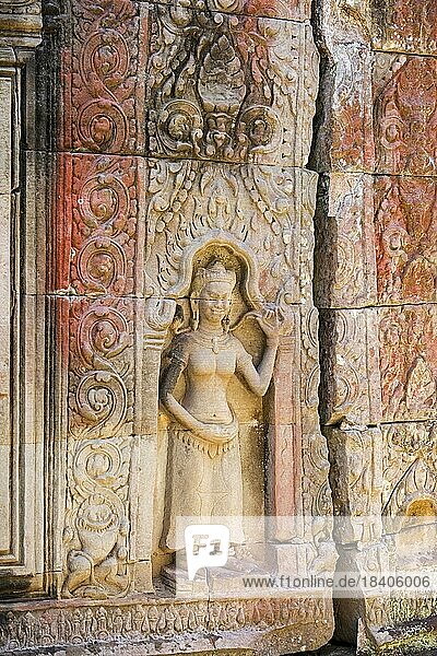 Flachreliefskulptur einer Frau in Angkor Wat  einer dem Gott Vishnu geweihten Tempelanlage des Khmer Reiches  Siem Reap  Kambodscha  Asien
