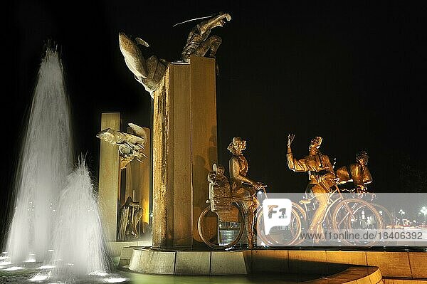 Skulpturengruppe mit Springbrunnen bei Nacht  die die flämischen Städte Gent  Brügge  Antwerpen und Courtrai auf dem Platz Het Zand in der Stadt Brügge  Belgien  darstellt  Europa