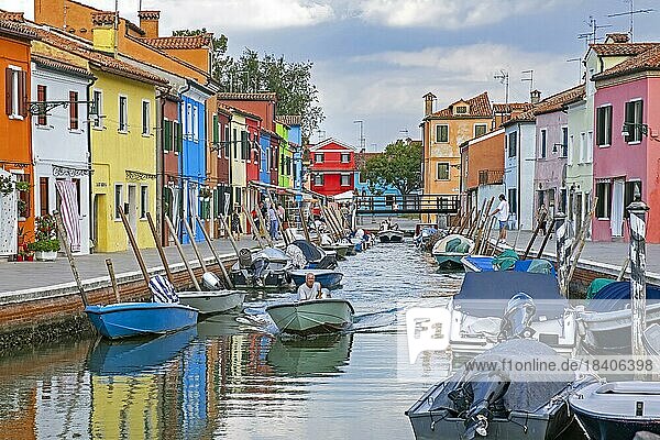 Bunte Häuser entlang des Kanals von Burano  einer Insel in der Venezianischen Lagune in der Nähe von Venedig  Venetien  Norditalien