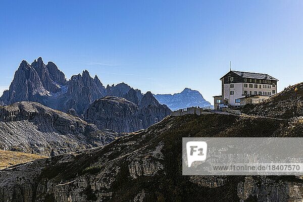 Die Auronzohütte  hinten die Gipfel der Cadini di Misurina  Dolomiten  Südtirol  Italien  Europa