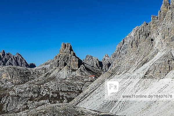 Der Gipfel Sextener Stein und die Drei Zinnen-Hütte  Dolomiten  Südtirol  Italien  Europa