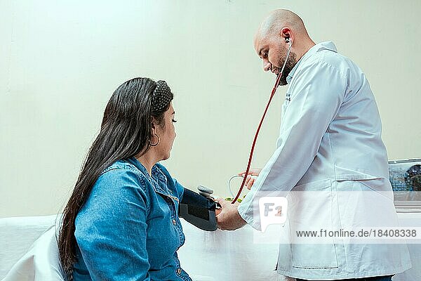 Messung des Blutdrucks bei einem Patienten im Büro  Ernährungsberater  der den Blutdruck bei einer Patientin im Büro misst  der den Blutdruck bei einem Patienten misst