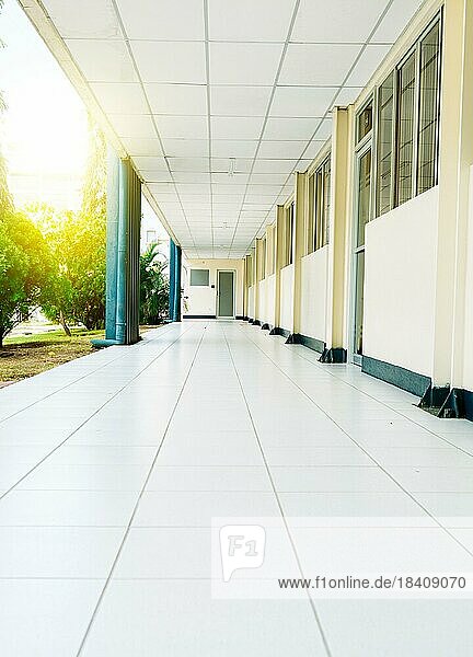 Blick auf einen Korridor einer Studenteneinrichtung. Korridore einer Universität an einem sonnigen Tag