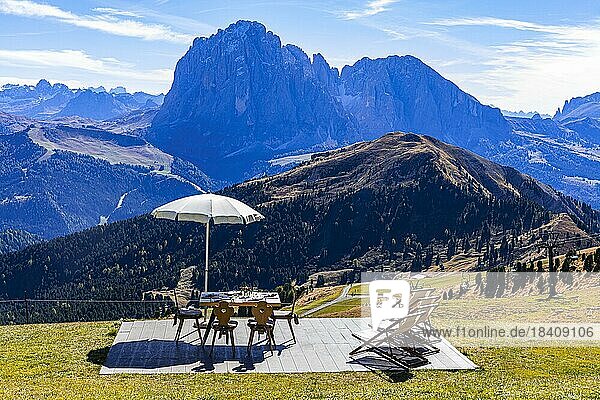Aussichtspunkt bei der Sofiehütte mit gedecktem Tisch und Liegestühle mit Ausblick zum Picberg und zur Langkofelgruppe  Grödnertal  Dolomiten  Südtirol  Italien  Europa