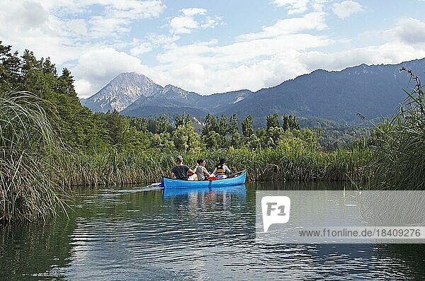 Canoe on Lake Faak  behind the mountain Mittagskogel  Villach and Finkenstein municipalities  Carinthia  Austria  Europe