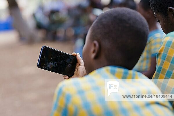 Thema: Kind mit Smartphone in Afrika.  Krokrobite  Ghana  Afrika