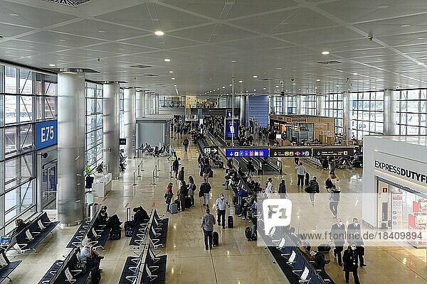 Blick ins Terminal 2 im Flughafen Adolfo Suárez Madrid-Barajas  Madrid  Spanien  Europa