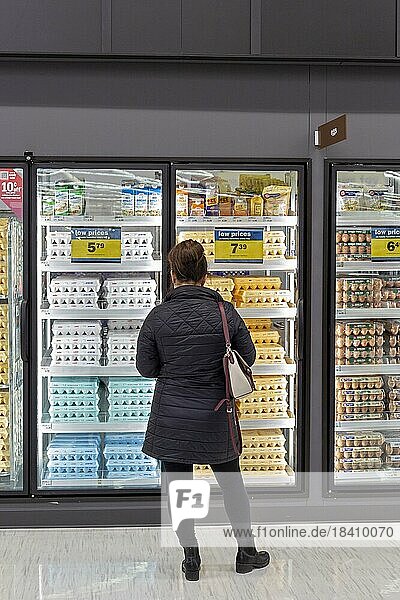 Macomb Twp. in Michigan: Eine Frau kauft in einem neu eröffneten Meijer Lebensmittelgeschäft in einem Vorort von Detroit Eier ein. Das Konzept  nur Lebensmittel zu verkaufen  ist neu für die Kette. In den riesigen Supermärkten werden neben Lebensmitteln auch Kleidung  Haushaltswaren  Spielzeug  Elektronik und viele andere Artikel verkauft