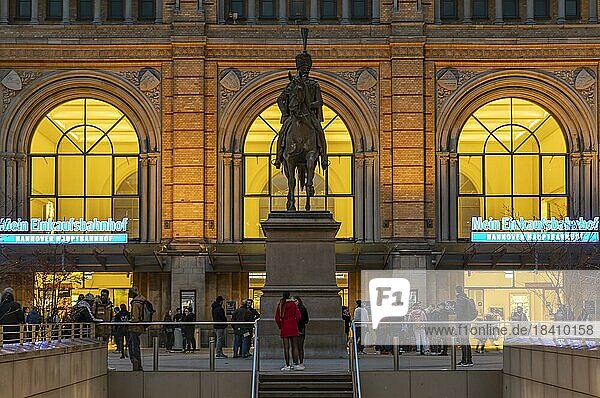 Main station with Ernst August monument  equestrian statue  Bahnhofstraße in the evening  Hanover  Lower Saxony  Germany  Europe