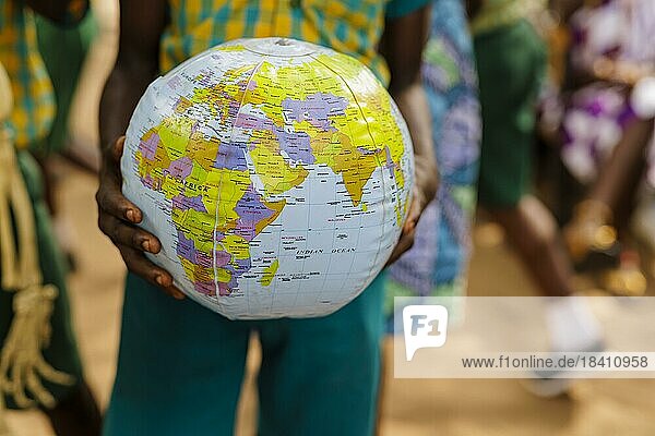 Thema: Schulkinder in Afrika mit einem aufblasbaren Globus  Krokrobite  Ghana  Afrika