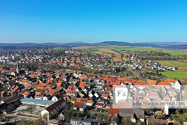 Luftbild der historische Altstadt von Mellrichstadt mit Blick auf Stadtmauer und Türme. Mellrichstadt  Rhön-Grabfeld  Unterfranken  Bayern  Deutschland  Europa