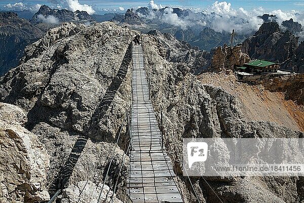 Blick auf die berühmte Hängebrücke und die Schutzhütte in den italienischen Dolomiten. Dolomiten  Italien  Dolomiten  Italien  Europa
