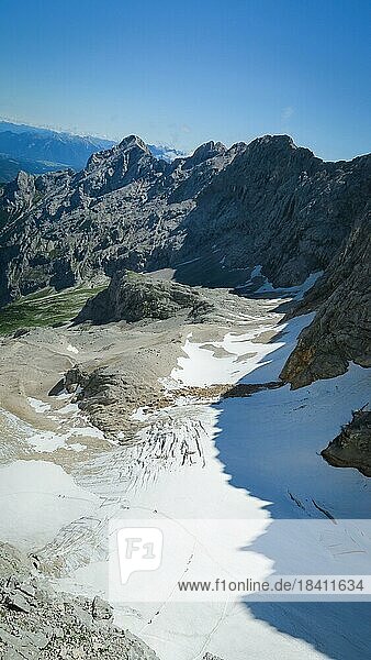 Fantastische Aussicht auf die Bergkette und den Gletscher vom Wanderweg aus. Zugspitzmassiv in den bayerischen Alpen  Dolomiten  Italien  Europa