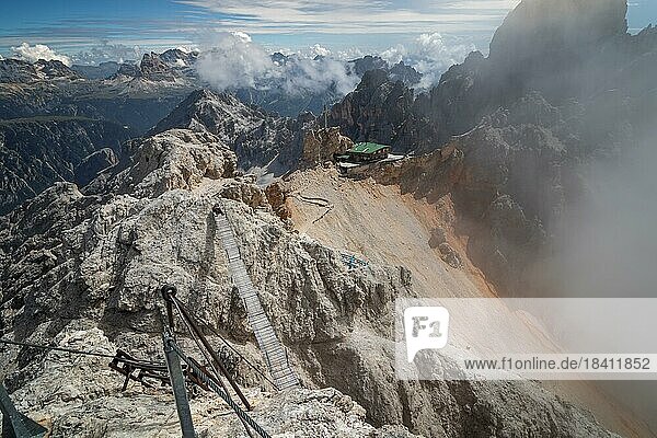 Blick auf die berühmte Hängebrücke und Schutzhütte in den italienischen Dolomiten  Dolomiten  Italien  Europa