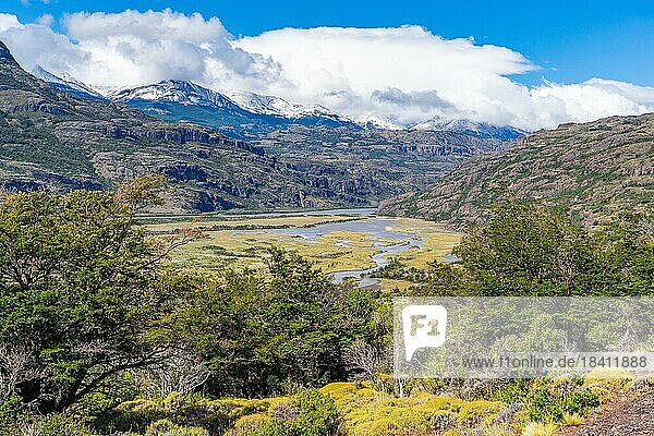 Blick vom Aussichtspunkt Mirador Tehuelche auf das Flusstal des Rio Ibanez  Cerro Castillo-Nationalpark  Aysen  Patagonien  Chile  Südamerika