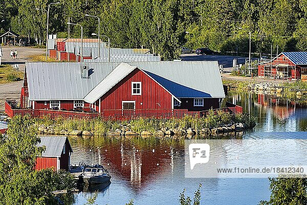Rote Holzhäuser im Fischerdorf Svedjehamn  Blick von oben  Björköby  Korsholm  Mustasaari  Naturreservat Kvarken Archipel  UNESCO-Welterbestätte  Österbotten  Finnland  Europa
