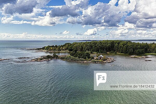 Einsames Haus auf den finnischen Schären  Åländer Schären  Åland Inseln  Bottnischer Meerbusen  Ostsee  Finnland  Europa