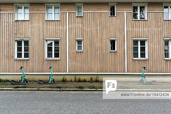 Drei E-Scooter parken vor einem Wohnhaus  Altstadt Neristan  Kokkola  Mittelösterbotten  Finnland  Europa