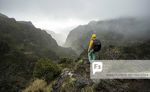 Wanderin  Pico Arieiro zum Pico Ruivo Wanderung  Wanderweg an Felsenklippe  Zentralgebirge Madeiras  Madeira  Portugal  Europa