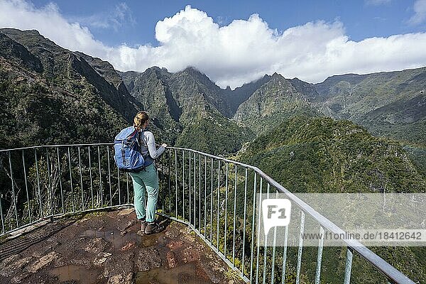 Wanderin am Aussichtspunkt Miradouro dos Balcões  Bergtal Ribeira da Metade und das Zentralgebirge  Madeira  Portugal  Europa
