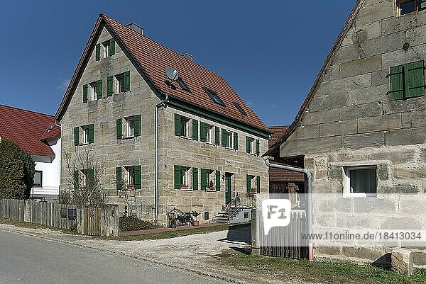 Typisches fränkisches Wohnhaus aus Sandstein  19. Jhd  Beerbach  Mittelfranken  Bayern  Deutschland  Europa